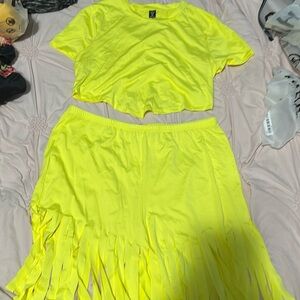 1xl
Yellow
Never worn 
SHEIN